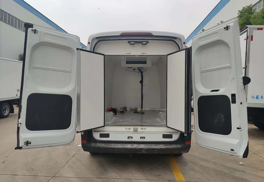 上汽大通V90面包冷藏車(chē)