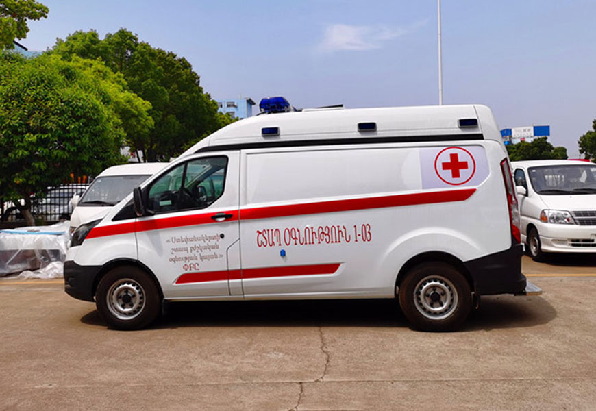 國(guó)六福特V362中軸中頂救護(hù)車(chē)