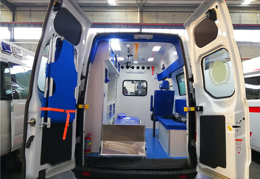 國(guó)六福特V362中軸中頂救護(hù)車(chē)